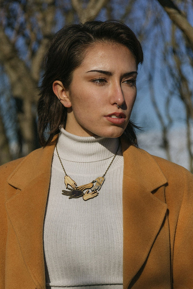 Collar de madera Pura Garra - Cinco manos hermandadas