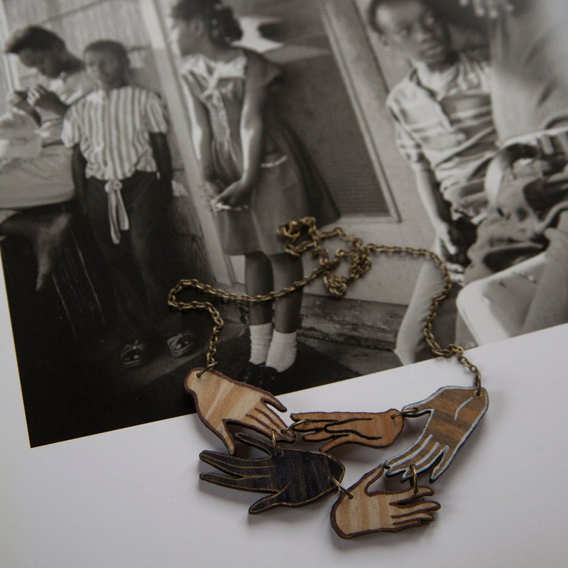 Collar de madera Pura Garra - Cinco manos hermandadas