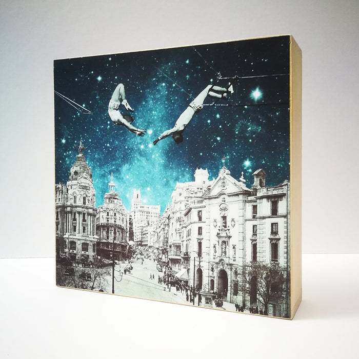 Caja de luz - "Acróbatas en la Gran Vía" de El Lucernario