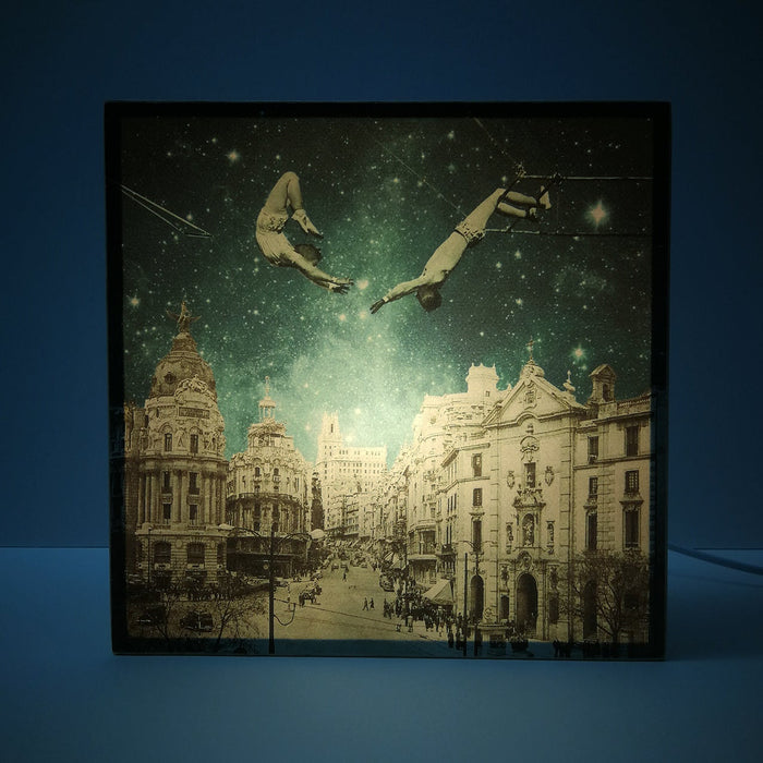 Caja de luz - "Acróbatas en la Gran Vía" de El Lucernario
