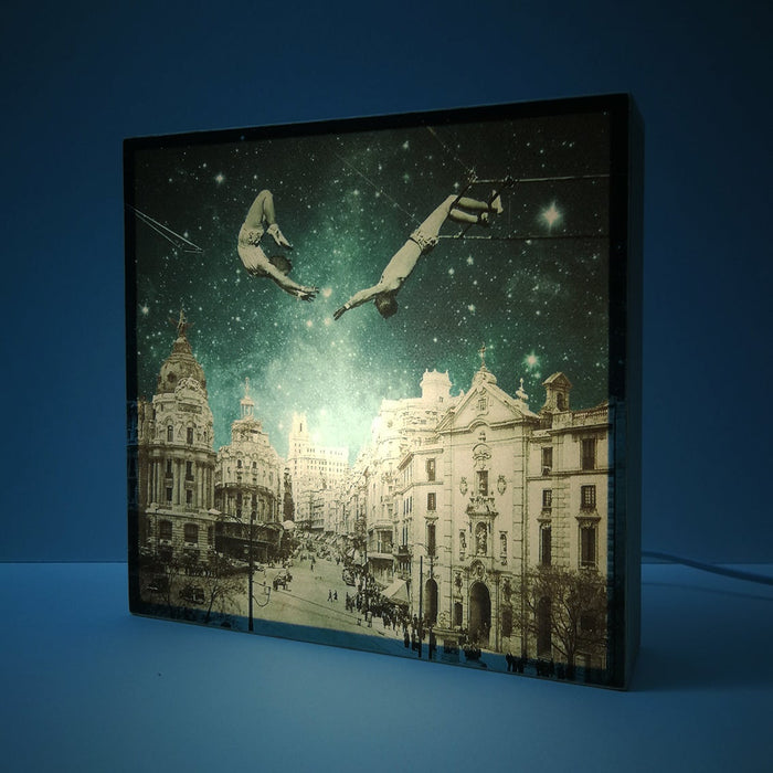 Caja de luz - "Acróbatas en la Gran Vía" de El Lucernario
