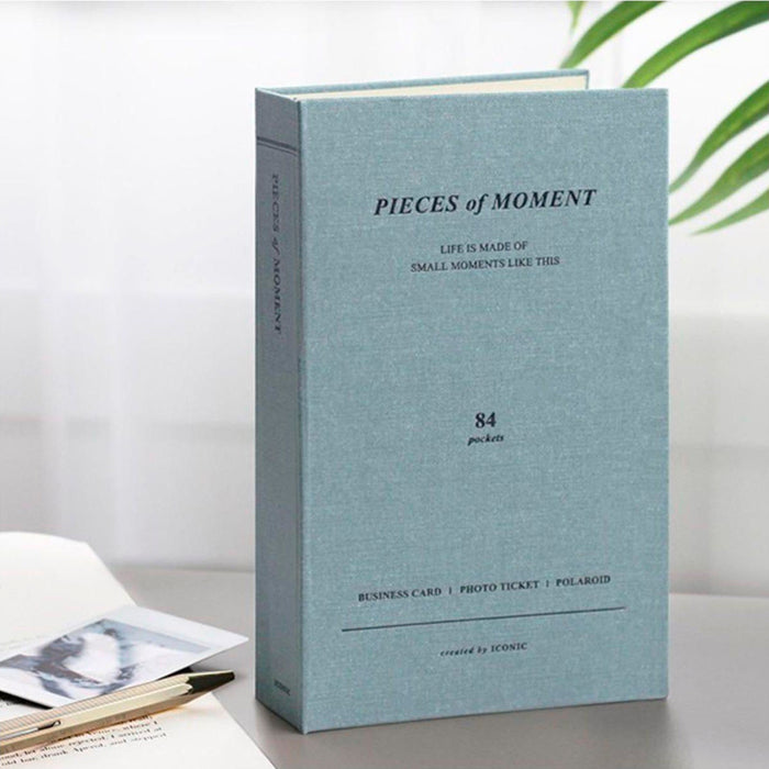 Pequeño álbum de fotos azul con bolsillos de 6 x 9 centímetros en los que guardar tus fotos de Polaroid Go o de Instax Mini. 14 páginas con capacidad para 84 fotos. Medidas:11,5 x 19,5 x 2,5 cm