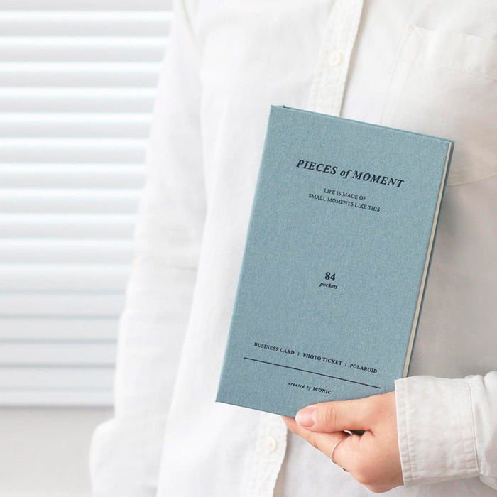 Pequeño álbum de fotos azul con bolsillos de 6 x 9 centímetros en los que guardar tus fotos de Polaroid Go o de Instax Mini. 14 páginas con capacidad para 84 fotos. Medidas:11,5 x 19,5 x 2,5 cm