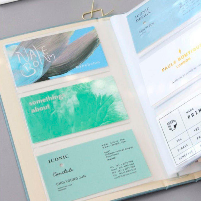 Pequeño álbum de fotos azul con bolsillos de 6 x 9 centímetros en los que guardar tus fotos de Polaroid Go o de Instax Mini. 14 páginas con capacidad para 84 fotos. Medidas:11,5 x 19,5 x 2,5 cm