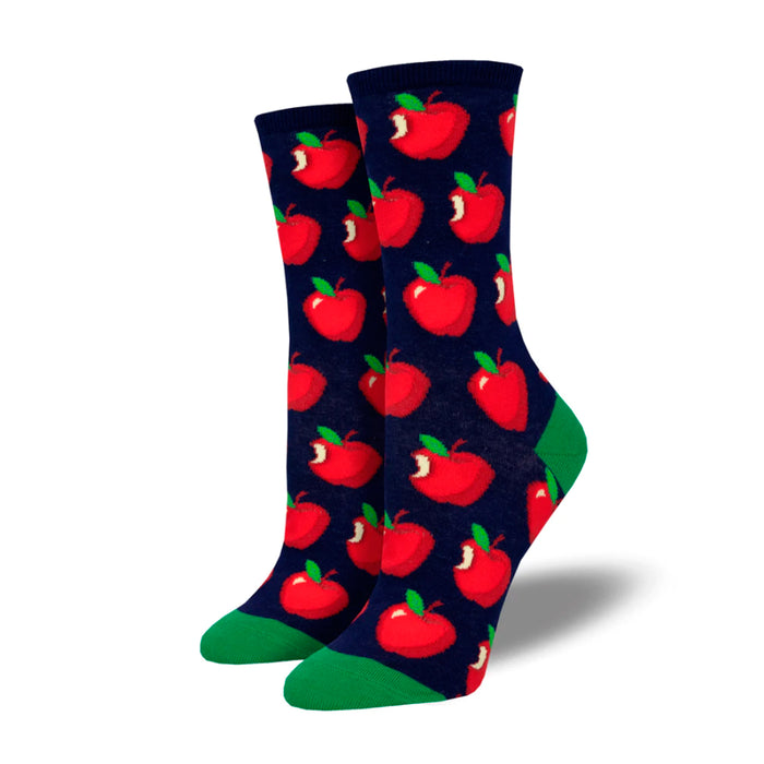 Calcetines de algodón con dibujos de manzanas. Calcetines de algodón de fondo azul, remate, puntera y talón verdes con dibujos de manzanas rojas.