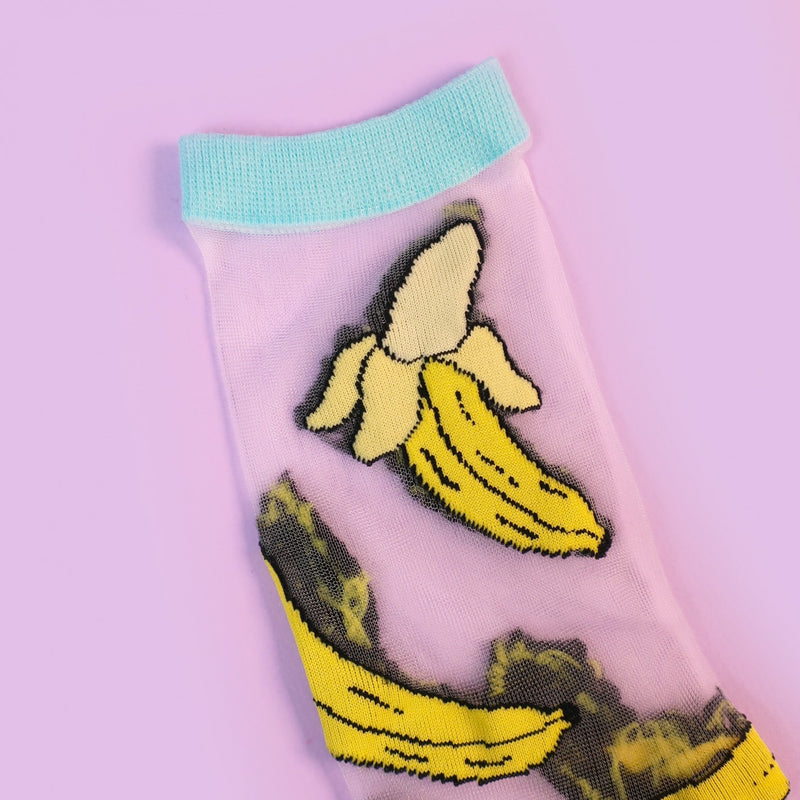 Calcetines de malla transparentes con dibujos de plátanos. Calcetines con estampado de flores plátanos con el remate, el talón y la punta en azul turquesa.