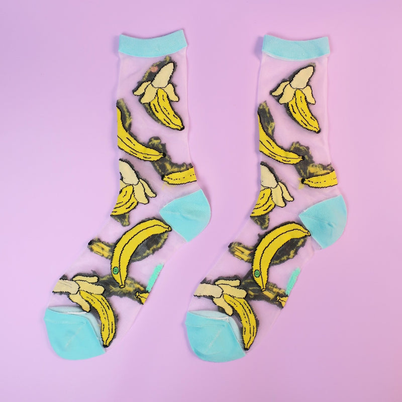 Calcetines de malla transparentes con dibujos de plátanos. Calcetines con estampado de flores plátanos con el remate, el talón y la punta en azul turquesa.