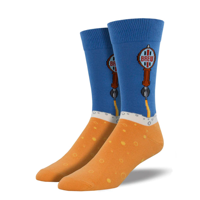 Calcetines con el pie amarillo con dibujo de burbujas y caña azul con dibujo de tirador de cerveza. Calcetines que imitan un tirador de cerveza.