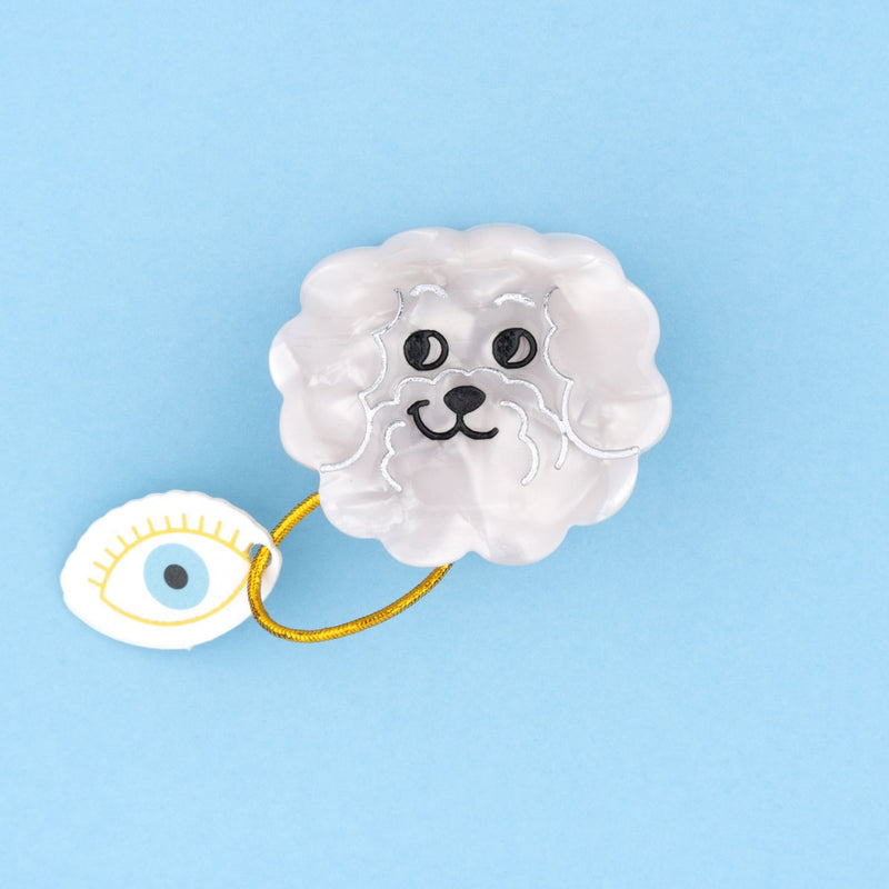 Divertida minipinza para el pelo en forma de bichon maltés. Un accesorio para el pelo en forma de perro bichón blanco, divertido y muy original. El complemento ideal para los que se atreven con todo. Perfecto para los amantes de los animales, de los perros y para los más coquetos. Pinza pequeña fabricada con materiales reciclados: acetato de celulosa reciclada, por lo que es un complemento ecológico.