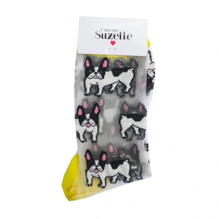 Calcetines de malla transparentes con dibujos de bulldogs franceses. Calcetines con estampado de perros bulldog con el remate, el talón y la punta en amarillo.