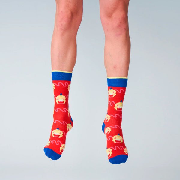 par de calcetines de fondo rojo con dibujos de luchadores samuráis con puntera, remate y talón en azul