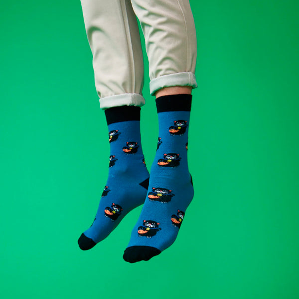 par de calcetines de fondo azul con dibujos de gatos de la suerte manekineko y con puntera, remate y talón en negro