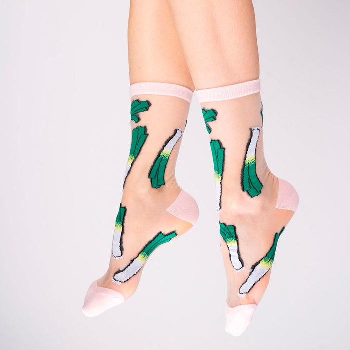Calcetines de malla transparentes con dibujos de puerros. Calcetines con estampado de puerros con el remate, el talón y la punta en blanco.