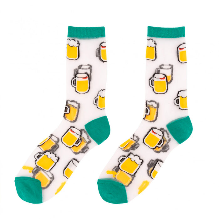Calcetines de malla transparentes con dibujos de cervezas. Calcetines con estampado de jarras de cerveza con el remate, el talón y la punta en verde.