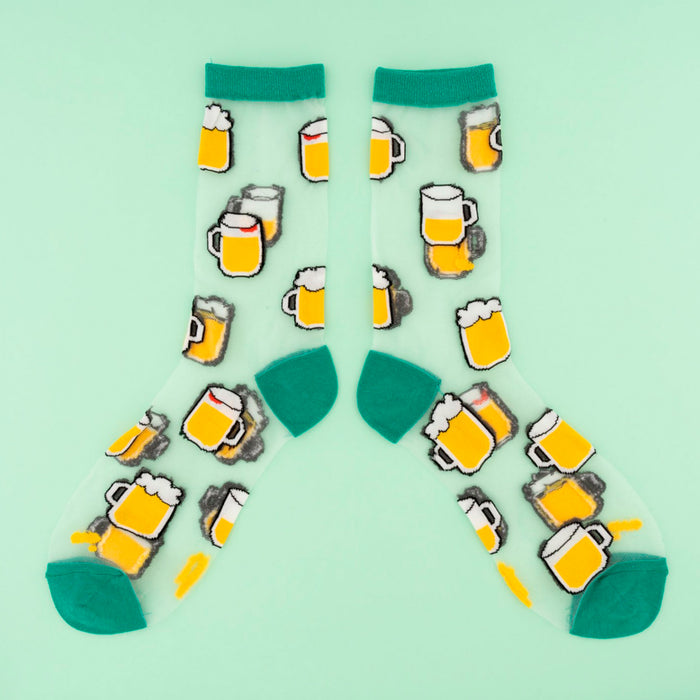 Calcetines de malla transparentes con dibujos de cervezas. Calcetines con estampado de jarras de cerveza con el remate, el talón y la punta en verde.
