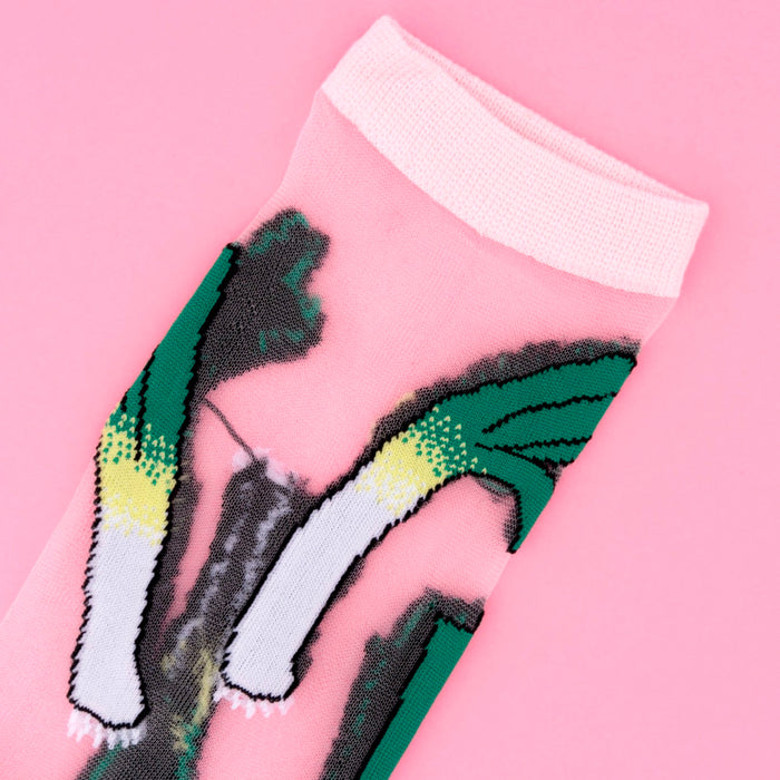 Calcetines de malla transparentes con dibujos de puerros. Calcetines con estampado de puerros con el remate, el talón y la punta en blanco.