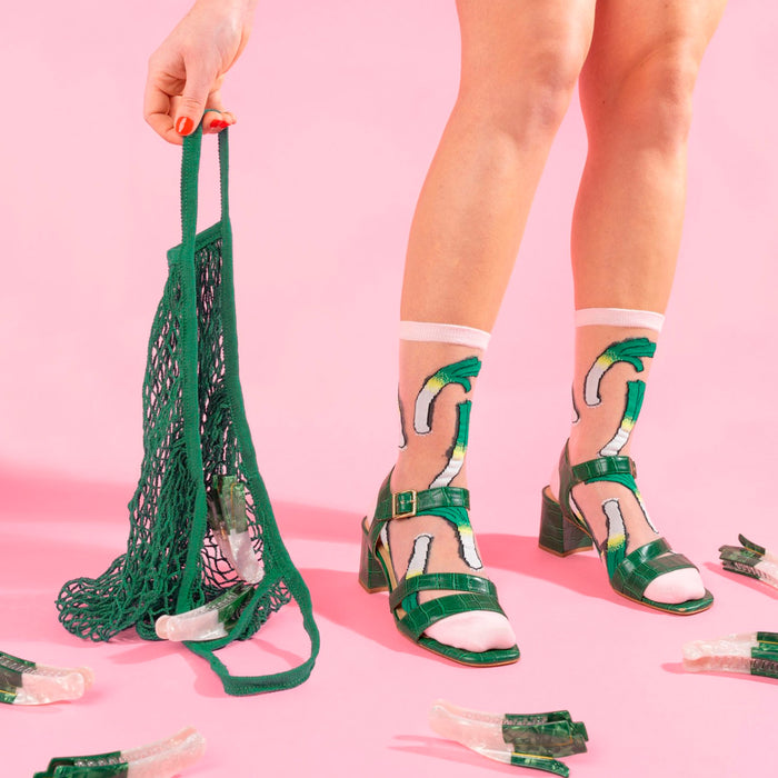 Calcetines de malla transparentes con dibujos de puerros. Calcetines con estampado de puerros con el remate, el talón y la punta en blanco.