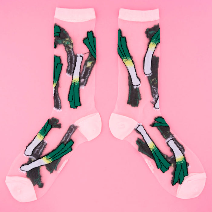 Calcetines de malla transparentes con dibujos de puerros. Calcetines con estampado de puerros con el remate, el talón y la punta en blanco.