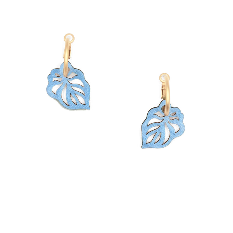 Pendientes de aro con charm de madera cortada a laser en forma de hoja en color azul