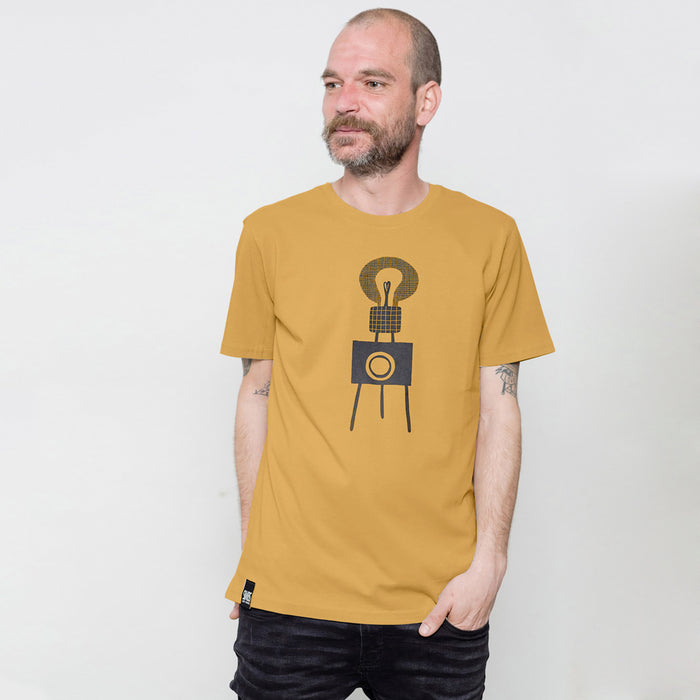 Camiseta de algodón color mostaza con ilustración. Camiseta mostaza con ilustración de cámara vintage en tonos negros.