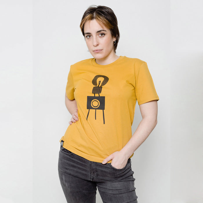 Camiseta de algodón color mostaza con ilustración. Camiseta mostaza con ilustración de cámara vintage en tonos negros.