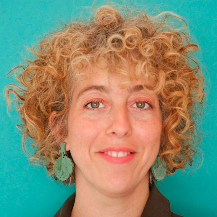 Modelo con Pendientes de metacrilato en forma de alcachofa.