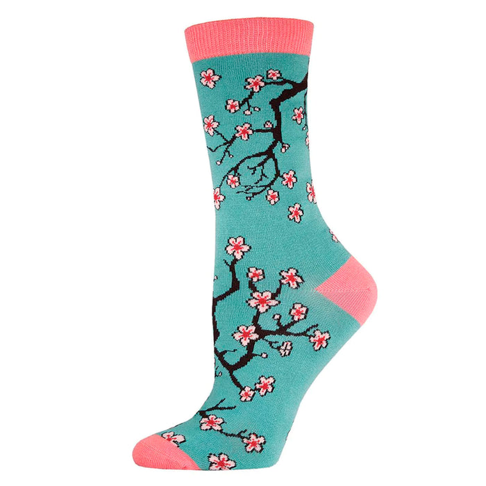 Calcetines de fondo azul con estampado de ramas y flores de cerezo. Con puntera, talón y remate en color rosa.