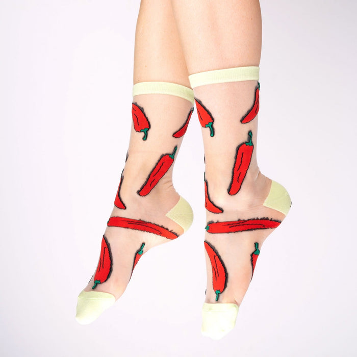 Calcetines de malla transparentes con dibujos de pimientos chili rojos. Divertidos calcetines de algodón, poliéster y spandex. Complemento divertido para los más atrevidos y amantes del picante.