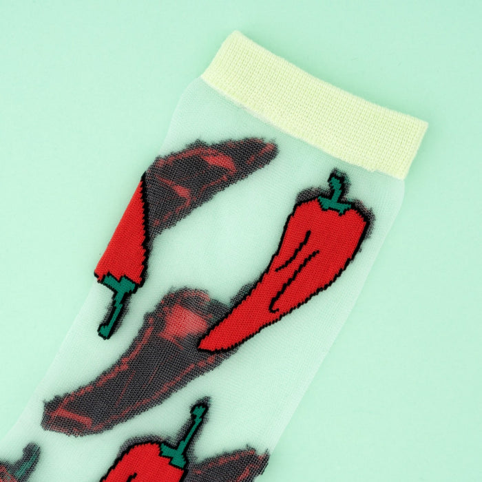 Calcetines de malla transparentes con dibujos de pimientos chili rojos. Divertidos calcetines de algodón, poliéster y spandex. Complemento divertido para los más atrevidos y amantes del picante.