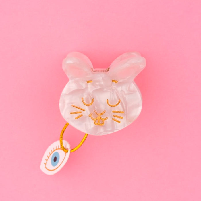 Divertida minipinza para el pelo en forma de cara de conejo blanco. Un accesorio para el pelo en forma de conejito blanco, divertido y muy original. El complemento ideal para los que se atreven con todo. Perfecto para los amantes de los animales, de los conejos y para los más coquetos.