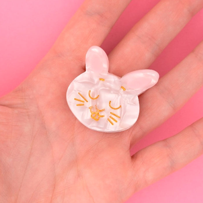 Divertida minipinza para el pelo en forma de cara de conejo blanco. Un accesorio para el pelo en forma de conejito blanco, divertido y muy original. El complemento ideal para los que se atreven con todo. Perfecto para los amantes de los animales, de los conejos y para los más coquetos.
