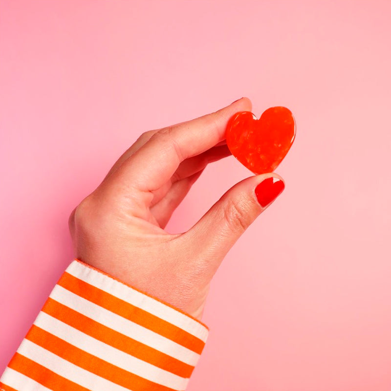 Pinza para el pelo pequeña en forma de corazón rojo. Pinza dentada para el pelo fabricada con acetato de celulosa reciclado. Original pinza para el cabello ideal para sujetar el pelo sin dañarlo.