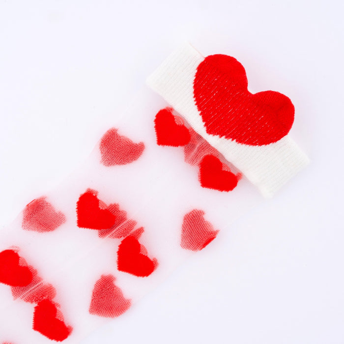 Calcetines de malla transparente con estampado de corazones rojos. Divertidos calcetines de algodón, poliéster y spandex. Llamativos y originales.