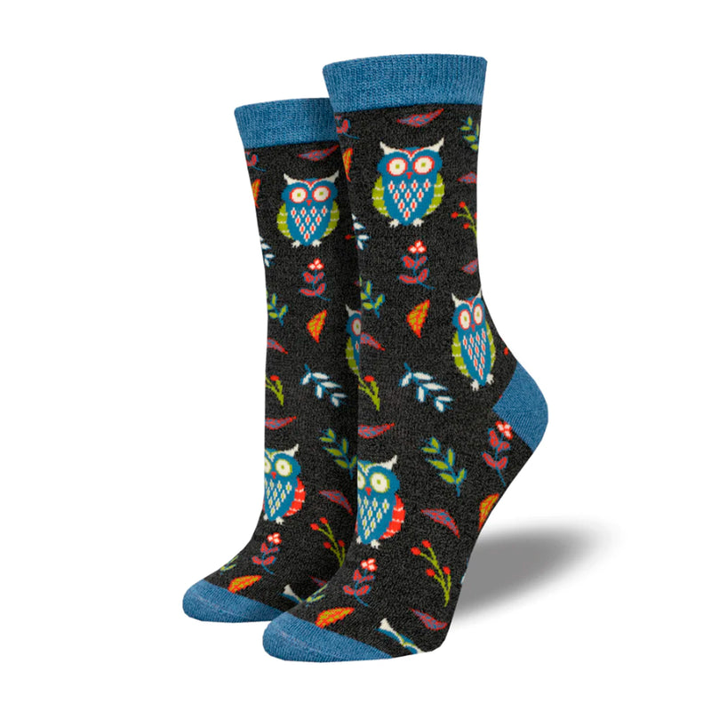 Calcetines de media caña de fondo gris oscuro estampado con búhos y hojas en tonos azules, verdes, naranjas y rosas. Calcetines estampados con pájaros con puntera, remate y talón en color azul.