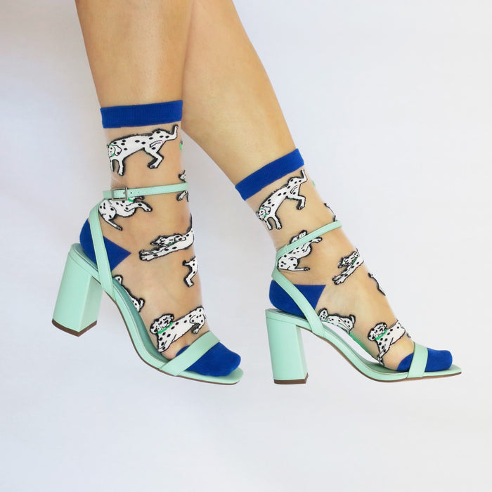 Divertidos calcetines de malla transparente con estampado de dálmatas. Calcetines de algodón, poliéster y spandex con estampado de perros.