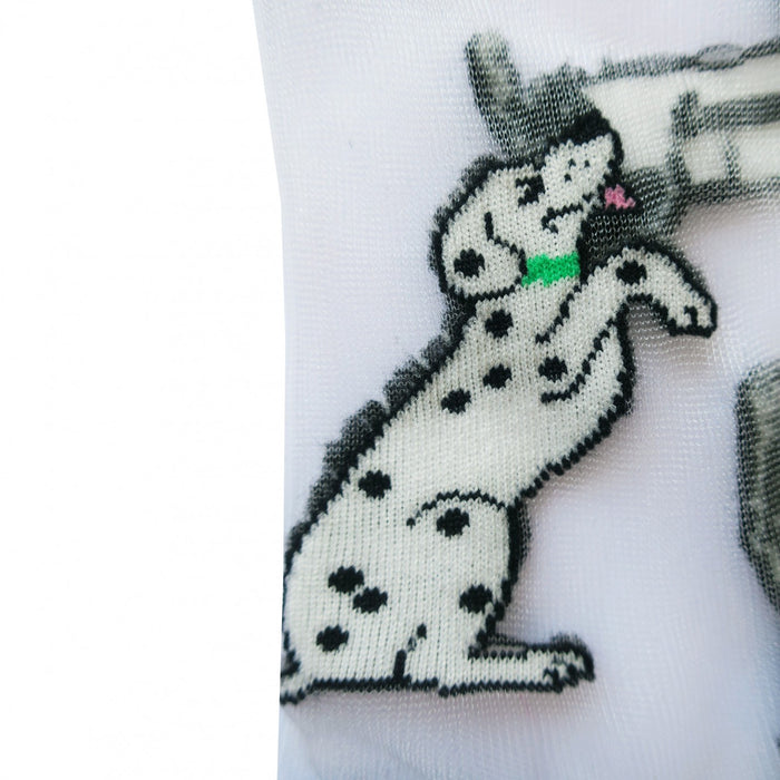 Divertidos calcetines de malla transparente con estampado de dálmatas. Calcetines de algodón, poliéster y spandex con estampado de perros.