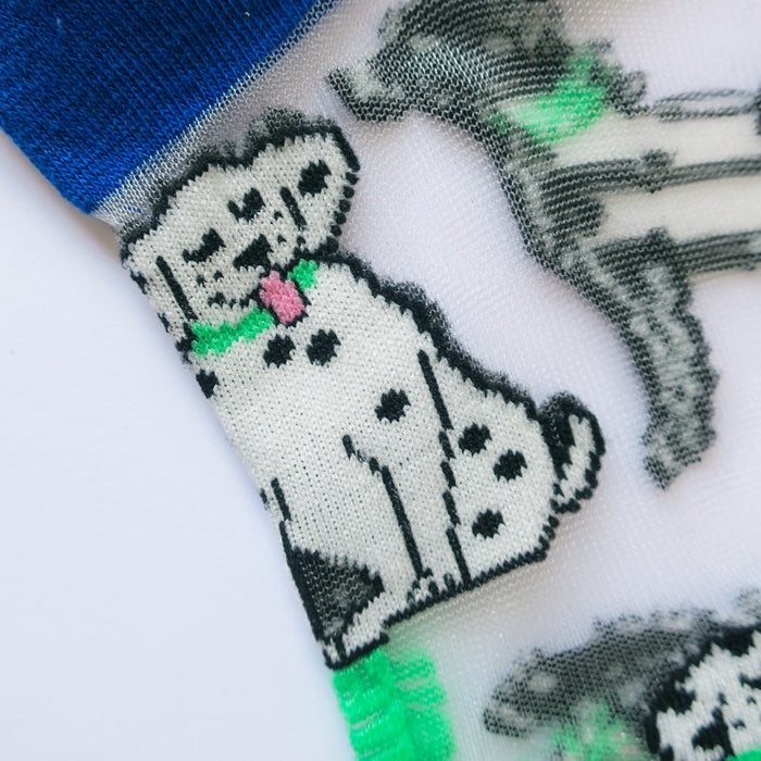 Divertidos calcetines de malla transparente con estampado de dálmatas. Calcetines de algodón, poliéster y spandex con estampado de perros.