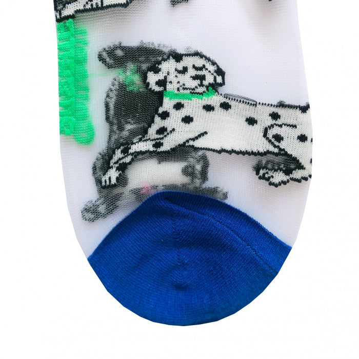 Divertidos calcetines de malla transparente con estampado de dálmatas. Calcetines de algodón, poliéster y spandex con estampado de perros.