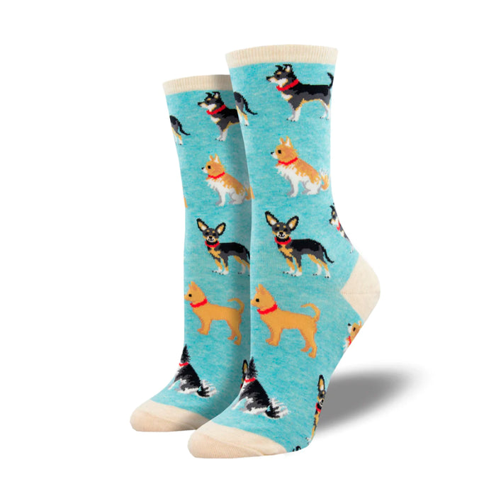 Calcetines de algodón azules con dibujos de perros. Calcetines de color azul con perros pequeños de diferentes razas.