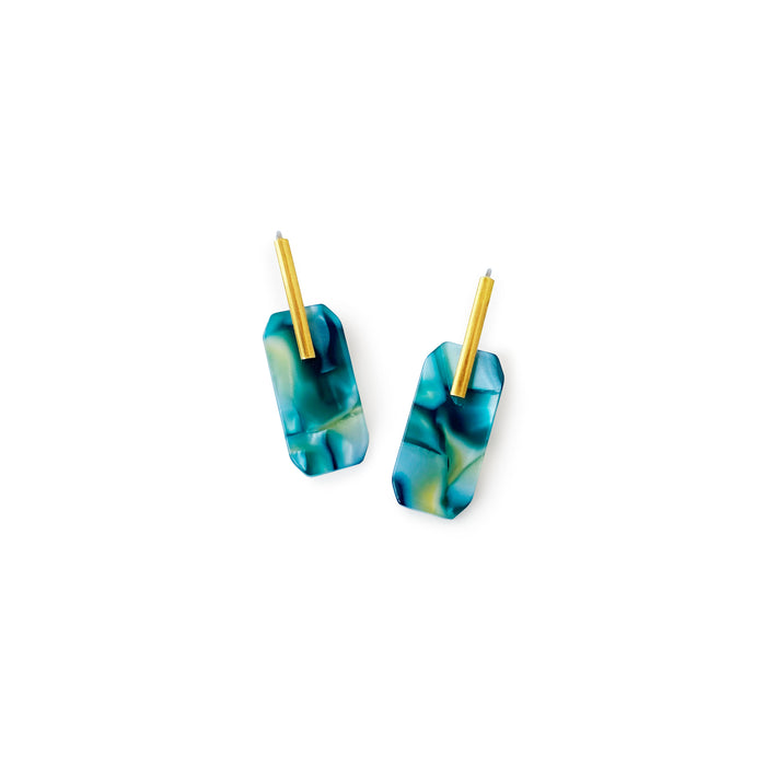 Pendientes geométricos de gancho. Pendientes elegantes y minimalistas compuestos por una pieza de latón rectangular vertical y una pieza rectangular con bordes biselados en tonos azules y verdes de acetato con acabado mármol.