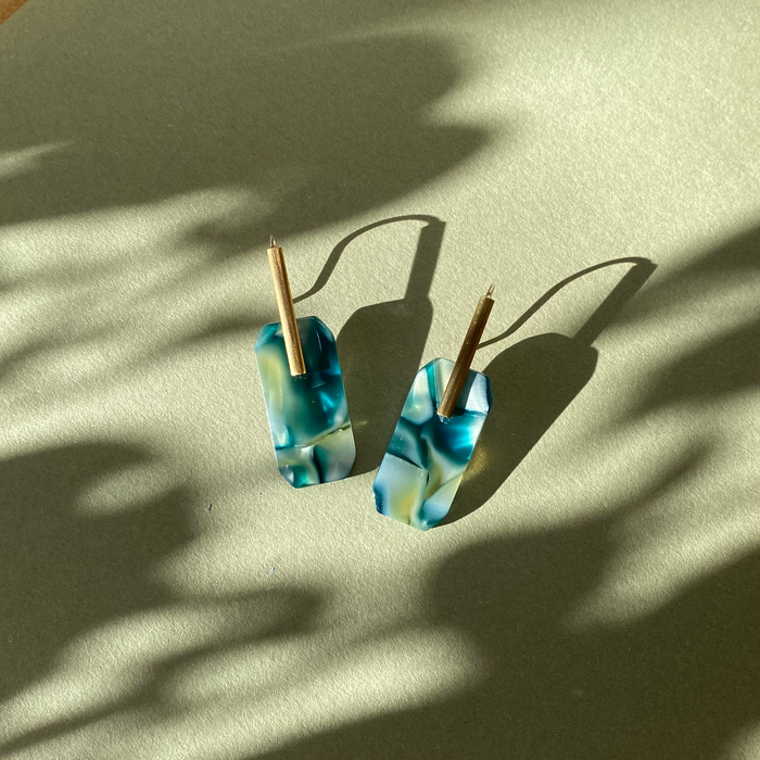 Pendientes geométricos de gancho. Pendientes elegantes y minimalistas compuestos por una pieza de latón rectangular vertical y una pieza rectangular con bordes biselados en tonos azules y verdes de acetato con acabado mármol.