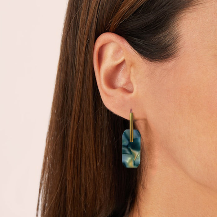 Pendientes geométricos de gancho. Pendientes elegantes y minimalistas compuestos por una pieza de latón rectangular vertical y una pieza rectangular con bordes biselados en tonos azules y verdes de acetato con acabado mármol.