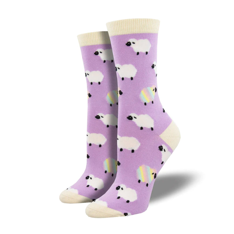 Calcetines de bambú de color lavanda con estampado de ovejitas blancas y ovejitas con pelaje arcoíris en tonos pastel y la goma, puntera y talón en color gris claro.