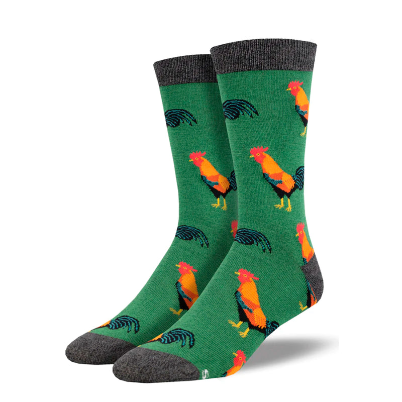 Calcetines de media caña de fondo verde estampado con gallos de tonos naranjas con cola negra. Calcetines estampados con pájaros con puntera, remate y talón en color gris.