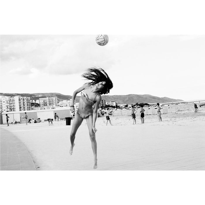Fotografía en blanco y negro de mujer jugando al voleibol en la playa tomada con la película fomapan creative ISO 200