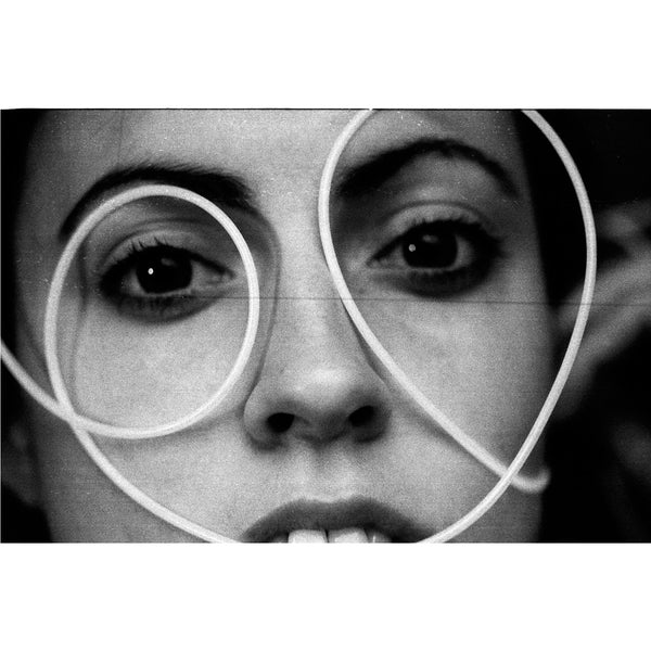 Fotografía de primerísimo primer plano de mujer en blanco y negro tomada con la película fotográfica Kodak TMAX ISO 400