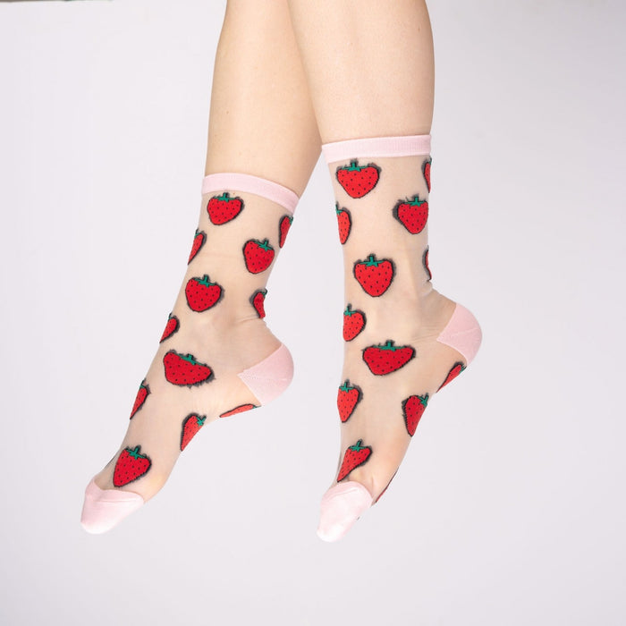Calcetines de malla transparentes con dibujos de fresas. Originales calcetines de algodón, poliester y spandex.