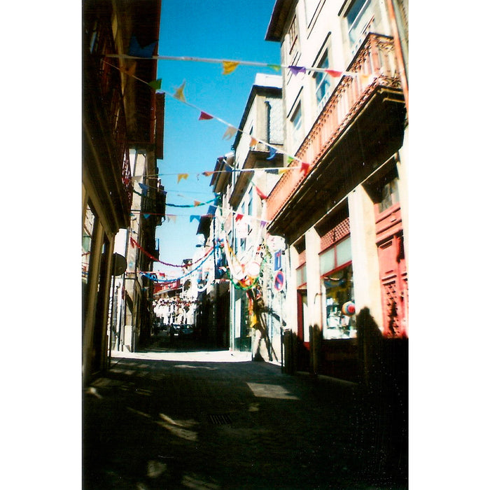 Fotografía a color de calle del centro de Oporto tomada con la película Fujicolor C200 de 35mm por Alexandra Guedes.