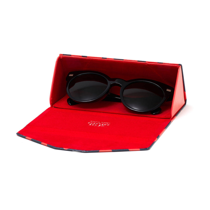 Funda de gafas plegable con corazones. Funda de gafas de color azul con corazones rojos y el texto "Love is in the air".