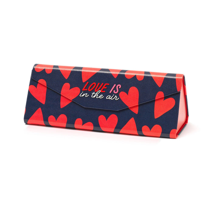 Funda de gafas plegable con corazones. Funda de gafas de color azul con corazones rojos y el texto "Love is in the air".